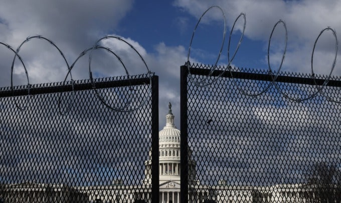 Висока 2,5 метра стоманена ограда, завършваща със спирала от бодлива тел огражда сградата на Капитолия в столицата Вашингтон на 29 януари 202 г. (Чип Сомодевила/Getty Images)