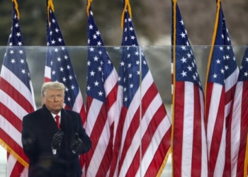 Президентът Доналд Тръмп приветства тълпата по време на митинг под надслов „Спрете кражбата“ във Вашингтон на 6 януари 2021 г. (Taсос Катоподис/Getty Images)