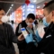 Пътник показва зелен QR код на охраната – Уънджоу, Китай, 28.02.2020 г. (Noel Celis/AFP чрез Гети Имиджис)
