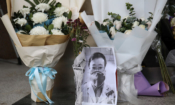 Импровизиран мемориал на д-р Ли Уънлян пред входа на Централната болница в Ухан, провинция Хубей, Китай – 07.02.2020 г. (Stringer/ Ройтерс)