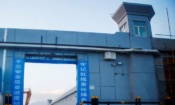 Портата към т.нар. Център за образование и професионални умения, заснета в Дабанчън, в Синдзян, Уйгурска автономна област, Китай, 04.09.2018 г. (Thomas Peter/File/Reuters)