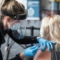 Жена приема доза на ваксина срещу COVID-19 на стадион Gillette във Фоксборо, Масачузетс – 15.01.2021г. (Scott Eisen/Getty Images)