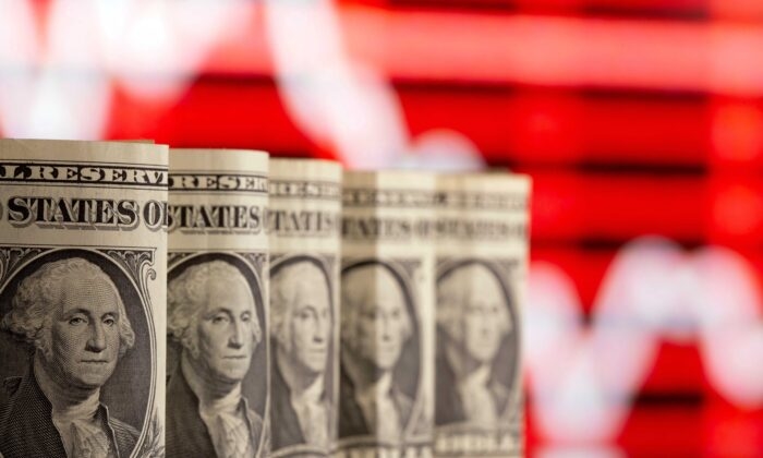 Виртуалната валута крие риск за гражданските свободи, алармира конгресмен от САЩ 1 Американски банкноти от по един долар с пред графика на стоковата борса в илюстрация, направена на 8 февруари 2021 г. (Дадо Рувич / Ройтерс)