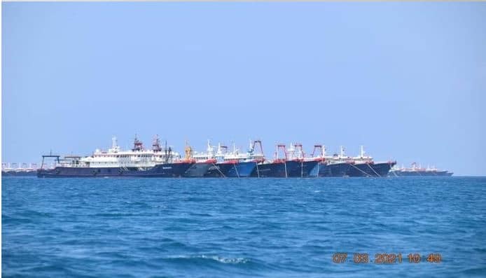 Няколко от 220-те китайски плавателни съда , докладвани от бреговата охрана на Филипините, според които екипажите са от военноморските сили на Китай, са заснети при рифа Уитсун, в Южнокитайско море на 7 март 2021 г. (снимка: бреговата охрана на Филипините чрез Ройтерс)