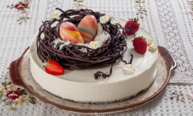 Чийзкейк с ягоди и великденска декорация