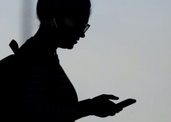 Жена си проверява телефона в Орем, щата Юта на 14 ноември 2019 г. (Рик Боумър/снимка АП)