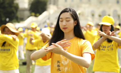 Фалун Гонг практикуващи изпълняват бавните медитативни упражнения на поляната пред Капитолия на 18 юли 2019 г., по време на събитие по повод 20-та годишнина от началото на преследването в Китай. (Самира Боуаоу/ Епок таймс)