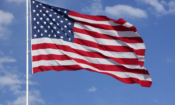 Американкият флаг е символ на патриотизъм и вяра в Конституцията на САЩ (снимка: milotary.com)