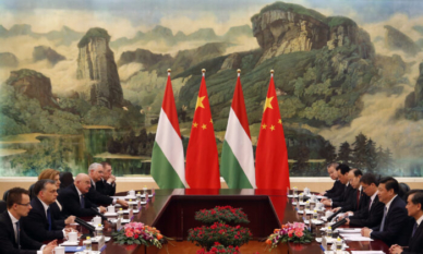 Унгария прие „Един пояс, един път“, загърбвайки международните усилия срещу нарушаването на човешките права в Китай 1 Унгарският премиер Виктор Орбан (вторият отляво) и китайският лидер Си Дзинпин (вторият отдясно) водят своите делегации на среща в Голяма зала на народа в Пекин на 13 февруари 2014 г. (Ролекс Дела Пена/AFP via Getty Images)