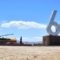 Скулптура с реални размери на "Човека пред танка" стои до числата 6 и 4, символизиращи 4 юни, като част от експозицията в "Парка на свободата" в град Йермо в пустинята Мухаве, в Калифорния. Паркът и скулптурите, разположени между Лос Анжелис и Лас Вегас, са дело на новозеландеца от китайски произход Чен Уеймин. Фигурата на "Мъжа пред танка" е създадена за 30-годишнината от клането на "Тиенанмън" през 2019 г. (Снимка: Фредерик Дж. Браун/ AFP)