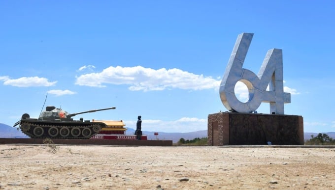 Скулптура с реални размери на "Човека пред танка" стои до числата 6 и 4, символизиращи 4 юни, като част от експозицията в "Парка на свободата" в град Йермо в пустинята Мухаве, в Калифорния. Паркът и скулптурите, разположени между Лос Анжелис и Лас Вегас, са дело на новозеландеца от китайски произход Чен Уеймин. Фигурата на "Мъжа пред танка" е създадена за 30-годишнината от клането на "Тиенанмън" през 2019 г. (Снимка: Фредерик Дж. Браун/ AFP)