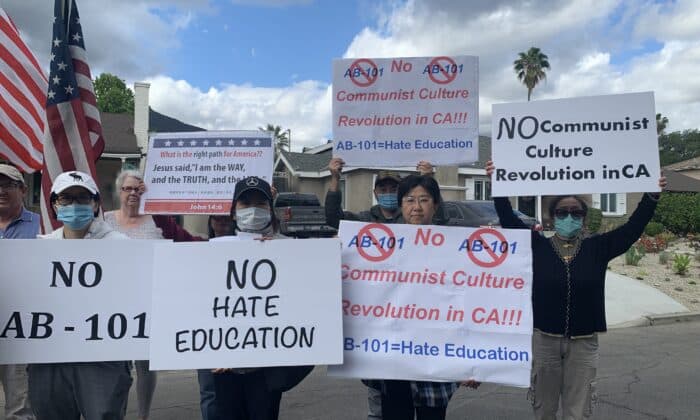 Родители протестират срещу Законопроект АВ 101 в Калифорния на 26 април 2021 г. (Линда Дзян/Epoch Times)