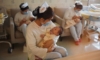 Медицински сестри държат новородени в център "Сиюегъ" или "Къщата на късметлийския месец" в Пекин, Китай 13.12.2016 г. (Greg Baker/AFP чрез Getty Images)