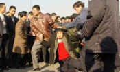 Двама цивилни полицаи арестуват практикуващ Фалун Гонг на площад "Тиенанмън" в Пекин на 31 декември 2000 г. (снимка: Minghui.org)