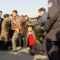 Двама цивилни полицаи арестуват практикуващ Фалун Гонг на площад "Тиенанмън" в Пекин на 31 декември 2000 г. (снимка: Minghui.org)