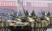 Народната освободителна армия преминава пред пекинския площад „Тиенанмън“ на 1 октомври 1999 г. по време на парад по случай Националния празник на Китай (Робин Бек / AFP чрез Getty Images)