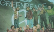 Патрик Мур (втори вляво отзад) позира с други членове на екипажа на първото пътуване на "Грийнпийс" от Ванкувър до Аляска в знак на протест срещу американските опити с водородна бомба на Алеутските острови през септември 1971 г. (Снимка: Робърт Кезиере)