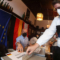 Германски гражданин гласува на 26 септември 2021 г. на парламентарните избори в Берлин (снимка: REUTERS/Fabrizio Bensch)