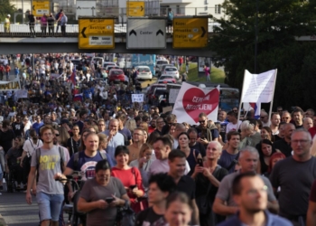 Протест срещу наложените от правителството мерки и масово ваксиниране срещу COVID-19 в Любляна, Словения, 29 септември 2021 г. (Darko Bandic/AP Photo)