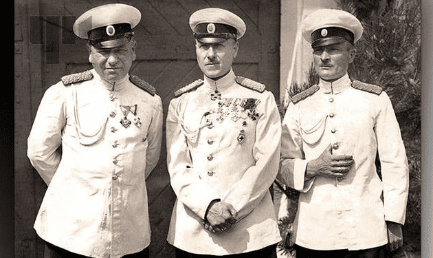 Капитан Захарчук (в средата) с двама от помощниците си през 1939 г. (Исторически архив със съдействието на Константин Чакъров)
