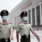 Полицаи се разхождат пред Музея на Китайската комунистическа партия близо до националния стадион "Птиче гнездо" в Пекин на 25 юни 2021 г. (Noel Celis/AFP via Getty Images)