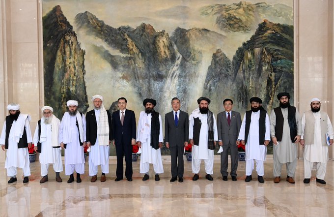 Снимка от профила на Spokesperson发言人办公室 в Twitter от 27 юли 2021 г. гласи "Китай се надява, че афганистанските талибани ще поставят на първо място националните интереси на Афганистан, ще поддържат ангажимента си към мирните преговори, ще си поставят за цел мира, ще създадат положителен имидж и ще възприемат приобщаваща политика."