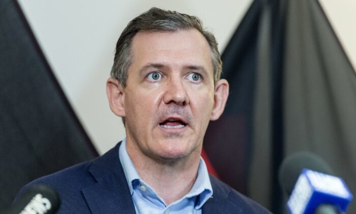 Австралия вече вкарва COVID-19 пациенти и контактни лица в карантинни лагери 1 Главният министър на Северната територия на Австралия Майкъл Гънър в обръщение към медиите на пресконференция в Дарвин, Австралия на 1 юли 2021 г. (AAP Image/Aaron Bunch)