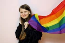 Katie Gerrard uchiteli prikanvat deca v LGBT klubove