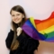 Момиче със знаме в цветовете на дъгата, превърнало се в символ на ЛГБТК+ обществата и техните протести за права (снимка: Katie Gerrard, unsplash.com)