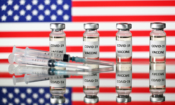 На илюстративна снимка са показани флакони с ваксини срещу Covid-19 на фона на знамето на САЩ, 17 ноември 2020 г. (Снимка: JUSTIN TALLIS/AFP чрез Getty Images)