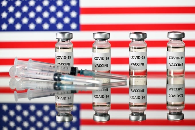На илюстративна снимка са показани флакони с ваксини срещу Covid-19 на фона на знамето на САЩ, 17 ноември 2020 г. (Снимка: JUSTIN TALLIS/AFP чрез Getty Images)