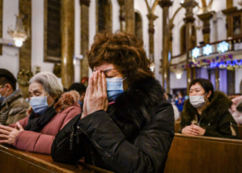 Китайски християни се молят по време на коледно богослужение в католическа църква на 24 декември 2020 г. в Пекин, Китай. (снимка: Кевин Фрайер/Getty Images)