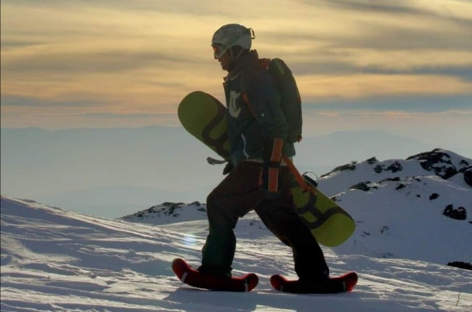 Петър Димитров с надуваемите си снегоходки в Пирин планина (снимка: личен архив)