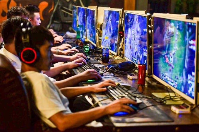 Младежи играят онлайн игри в интернет кафене във Фуян, провинция Анхуей, Китай, 20 август 2018 г. (REUTERS/Stringer)