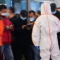 Охранител блокира изход, докато насочва хората да сканират QR код със здравословния им статус на гара Хончао в Шанхай, след нови случаи на COVID-19 в Шанхай, Китай, на 25 ноември 2021 г. . (Али Сонг/Ройтерс)