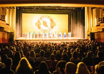 Финална завеса след спектакъла на "Шен Юн"в Orpheum Theatre в Минеаполис, на 3 декември 2021 г. (Сам Уон/The Epoch Times)