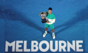Сръбският тенисист Новак Джокович държи купата на финала Autralia Open в Мелбърн, Австралия, 21 февруари 2021 г. (Hamish Blair/AP Photo)