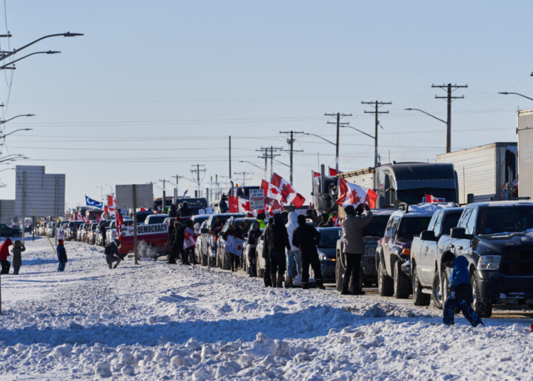 Хиляди канадски шофьори в "Конвой на свободата" срещу задължителната ваксинация 1 Хиляди канадски шофьори в „Конвой на свободата“ срещу задължителната ваксинация