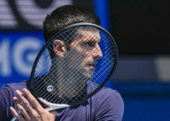 Новак Джокович тренира на "Род Лейвър Арена" преди началото на Australia Open, Мелбърн, Австралия,12 януари 2022 г. (AP Photo/Mark Baker)