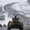 Конвой от руски бронетранспортьори се движи по магистрала в Крим на 18 януари 2022 г. Русия е струпала на границата си с Украйна около 100 000 войници с танкове и други тежки оръжия. Западните държави смятат, че това е ясен знак за нападение (снимка: AP)