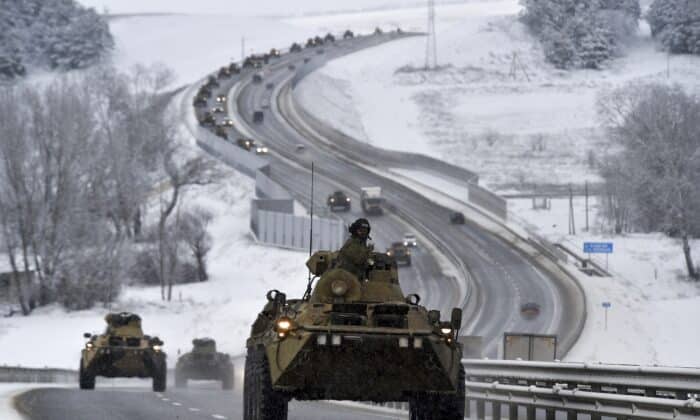 Конвой от руски бронетранспортьори се движи по магистрала в Крим на 18 януари 2022 г. Русия е струпала на границата си с Украйна около 100 000 войници с танкове и други тежки оръжия. Западните държави смятат, че това е ясен знак за нападение (снимка: AP)