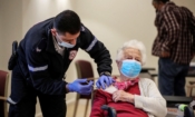 93-годишна жена получава втора бустерна доза на Pfizer срещу COVID-19 в Нетания, Израел, на 5 януари 2022 г. (REUTERS/Ammar Awad)