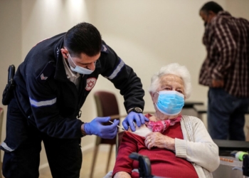 93-годишна жена получава втора бустерна доза на Pfizer срещу COVID-19 в Нетания, Израел, на 5 януари 2022 г. (REUTERS/Ammar Awad)