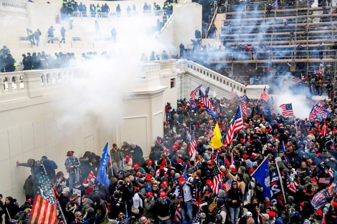 Полицията пуска сълзотворен газ в тълпата по време на сблъсъци пред сградата на Капитолия във Вашингтон на 6 януари 2021 г. (Шанън Стейпълтън/Reuters)