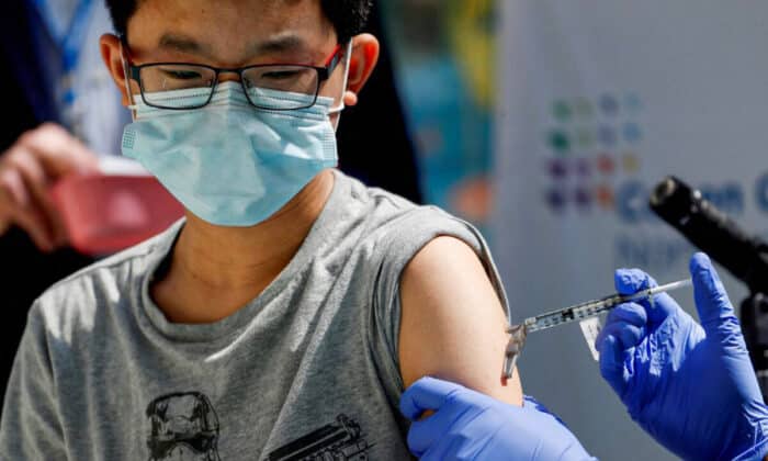 13-годишно момче получава ваксината COVID-19 на Pfizer-BioNTech в медицински център в Ню Хайд Парк, Ню Йорк, на 13 май 2021 г. (Шанан Стейпълтън/Reuters)