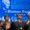 Ричард Гиър връчва на китайския правозащитник Чен Гуанчен наградата за човешки права "Том Лантос" на 29 януари 2013 г., Капитолия, Вашингтон, окръг Колумбия. (снимка: Заул Льоб/AFP/Getty Images)