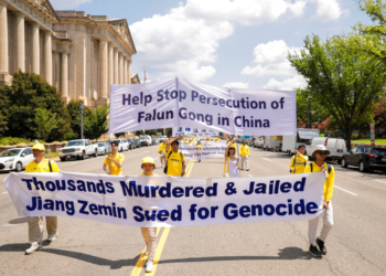 Практикуващи духовната практика Фалун Гонг по време на парад на 16 юли 2021 г. във Вашингтон, по случай 22-рата годишнина от началото на преследването на практиката от китайския режим. (Самира Боуаоу/The Epoch Times)