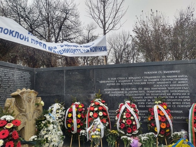 Множество венци бяха оставени в памет на жертвите на комунизма на 1 февруари 2022 г. (снимка: Лилия Костова)