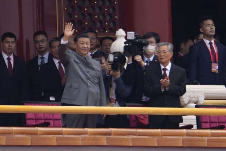 Китайският президент Си Дзинпин маха с ръка на бившия президент Ху Дзинтао,  по време на церемонията по случай 100-годишнината от основаването на Китайска комунистическа партия на портата Тиенанмън в Пекин, 1 юли 2021 г. (AP Photo/Ng Han Guan)