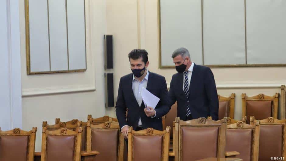Кирил Петков и Стефан Янев разговарят в българския парламент (снимка: BGNES)